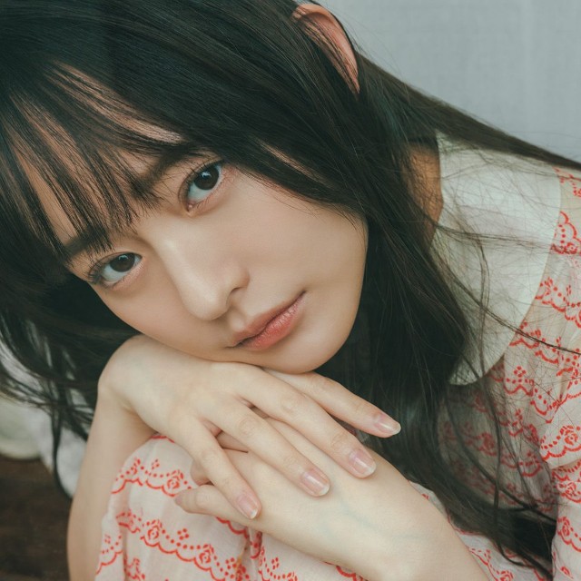 高崎かなみ（撮影／東京祐　ヘアメイク／花房みなみ　スタイリング／毛塚由恵）