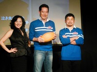 トークライブに登場した（左から）麻倉未稀、山下真司、田中史朗＝2016年