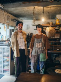 （写真左から）DJみそしるとMCごはんさん、「はらぺこめがね」の原田しんやさん、関かおりさん