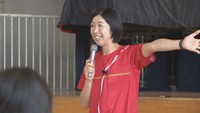 倉敷市出身の元バレーボール選手、荒木絵里香さんが中学校で授業