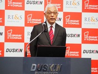 「R E ＆ S社」の会社概要を説明するR E ＆ S Holdings Limited・多田羅博代表取締役