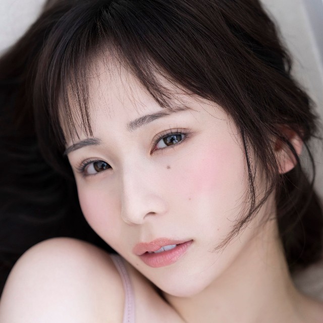 栗原舞優 デジタル写真集『カラフルまゆちゃんと、モノトーンまゆちゃん』（撮影：唐木貴央、発行：ワニブックス）より