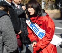 有権者の話を聞く丸川珠代氏＝東京・恵比寿駅前