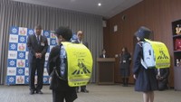 新1年生にランドセルカバーを贈呈　入学式を前に安全を願う　岡山市