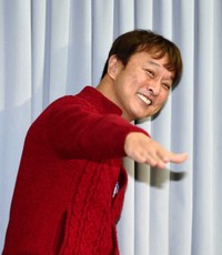 “ルイルイポーズ”を披露する太川陽介=2017年