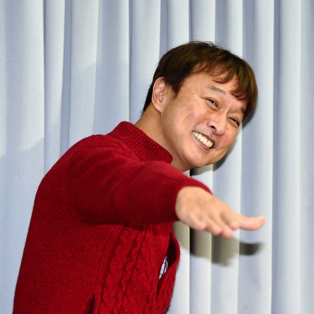 “ルイルイポーズ”を披露する太川陽介=2017年