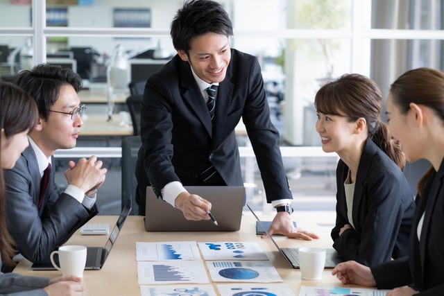 「幸せ度80点以上」が最も少ないのは「Z世代」でした…　※画像はイメージです（polkadot/stock.adobe.com）