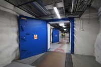 ヘルシンキ市中心部メリハカ地区の地下約20メートルにあるシェルター。約6000人を収容でき、普段はジムやフットサルコート、駐車場などとして使われている＝2023年6月1日、荒ちひろ撮影