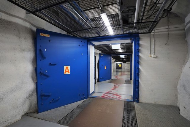 ヘルシンキ市中心部メリハカ地区の地下約20メートルにあるシェルター。約6000人を収容でき、普段はジムやフットサルコート、駐車場などとして使われている＝2023年6月1日、荒ちひろ撮影