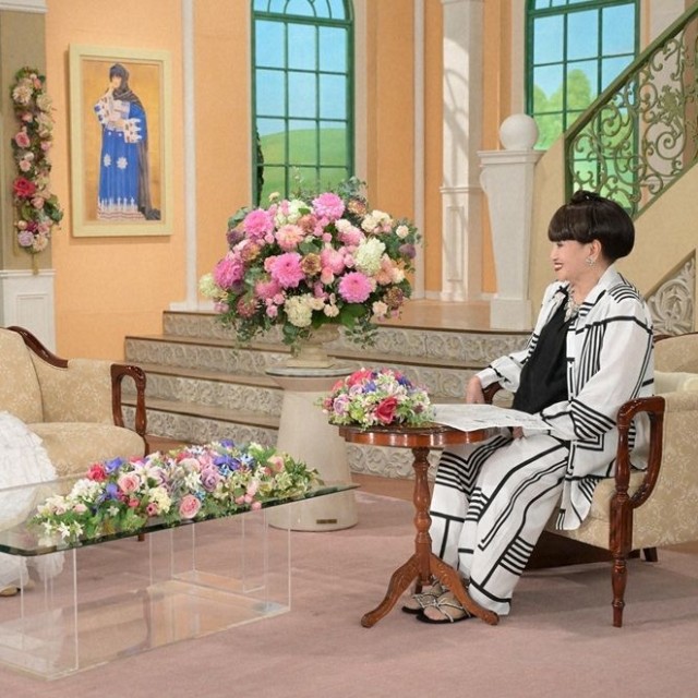 黒柳徹子さん（右）とトークを展開する松本伊代さん