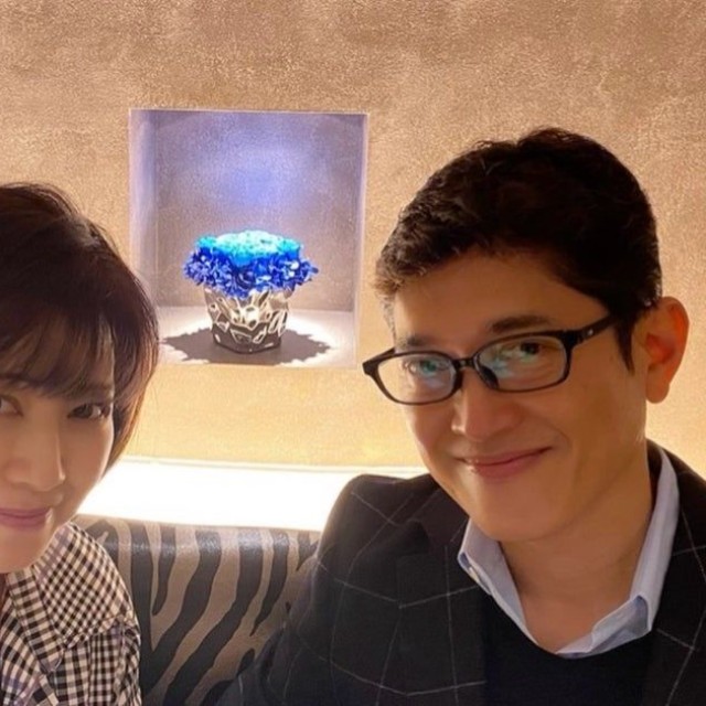 「本日6月8日は結婚記念日」。薬丸裕英さん（右）と元アイドルの石川秀美さん夫婦（薬丸裕英さんの公式ブログ、6月8日の投稿から）