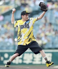 ファーストピッチセレモニーで投げる佐藤隆太＝甲子園