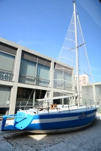 1978年から82年にかけて「縦回り世界一周」に成功したマーメイド4世。西宮市貝類館の中庭に展示されている＝撮影：小嶋あきら