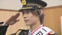 歌手の手島章斗さんが一日鉄道警察隊長に