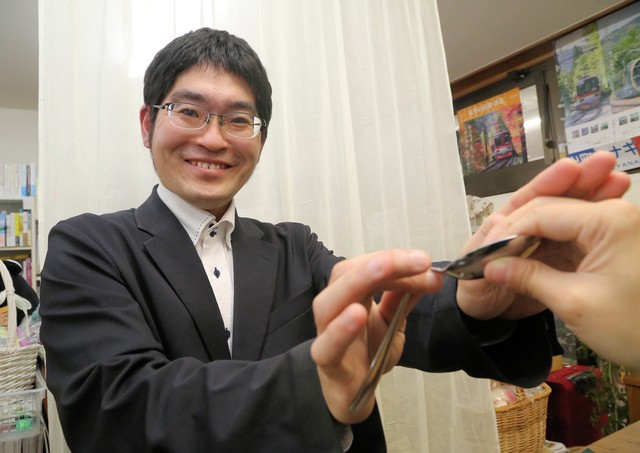 参加者の感覚と想像力を大切にした「盲学校マジック」をつくる今西さん（京都市上京区・風の駅）
