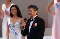 ミス・インターナショナル世界大会で司会を務める岡田眞澄さん＝2005年