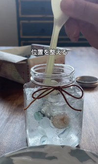 飾りとなるイルカや貝殻を入れます／𝙺𝚊𝚘𝚛𝚒 𝙼𝚞𝚝𝚘𝚑さん（@kaorin_610mg）提供