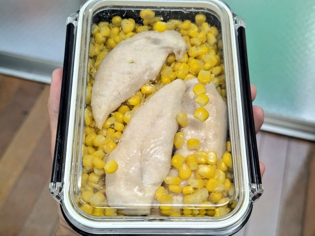 コーンとささみのみで構成された、その名も「楽園」弁当／のぎへっぺんさん（@nogiheaven）提供
