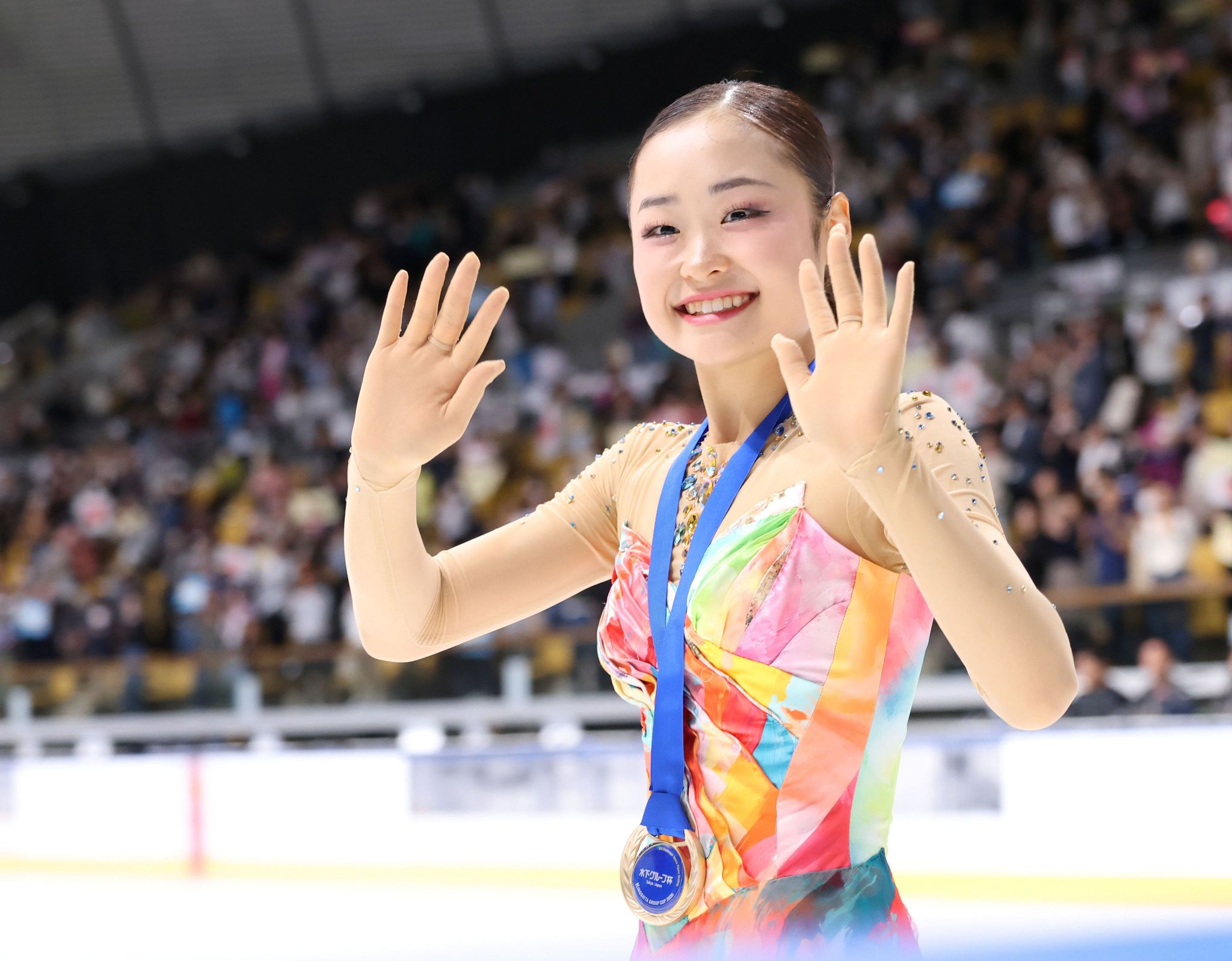 女子で優勝し、メダルをかけ笑顔を見せる島田麻央＝田中貴金属アイスアリーナ（撮影・伊藤笙子）
