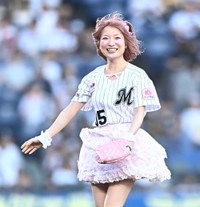 始球式を務め笑顔の宮崎寿々佳＝ZOZOマリンスタジアム