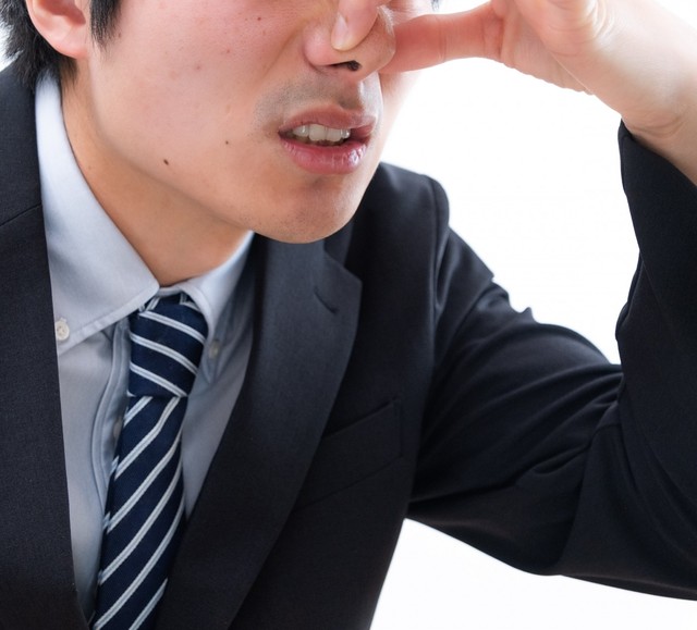 会社で指摘しにくいスメハラ問題、どうすればいい？　※画像はイメージです（TOMO.../photoAC）