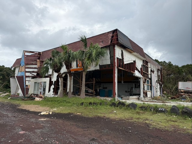 被災した「あしたば加工工場」。八丈島の特産品「明日葉」を扱う名所だが、再開のめどが立たないという（写真提供・畑中葉子）