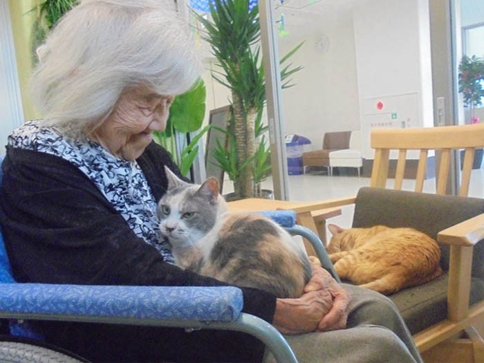利用者に抱かれるふうちゃん「お互いにあったかいね」いい笑顔