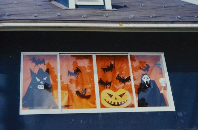 ハロウィーンの時の窓絵。ハロウィーンは毎年あるが、窓絵は毎回異なるものを掲示するという