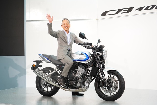 「東京モーターサイクルショー2026」で新型CB400SFを披露するホンダ代表取締役社長・室岡克博氏