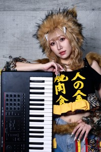 ガールズエアバンド「ゴキゲン帝国」の田山せかいさん（ソニー・ミュージックエンタテインメント提供）