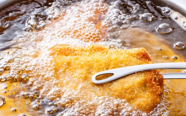 揚げ油、何回まで使用OK？※画像はイメージです（kazoka303030/stock.adobe.com）