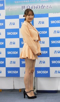 写真集発売イベントを行った世良ののか＝東京・神保町の書泉グランデ