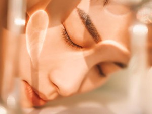 大人びた同級生がメイクを落とした。真夏の教室で見た美しい素顔