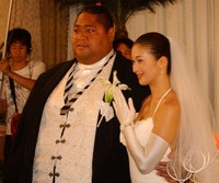 結婚会見で指輪を披露する小錦八十吉（左）と千絵夫人＝04年撮影