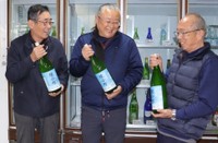 新商品について語り合う社員の丸山和則さん（左）と社長の大邊誠さん（中央）、杜氏の上野義夫さん（右）＝綾部市味方町・若宮酒造