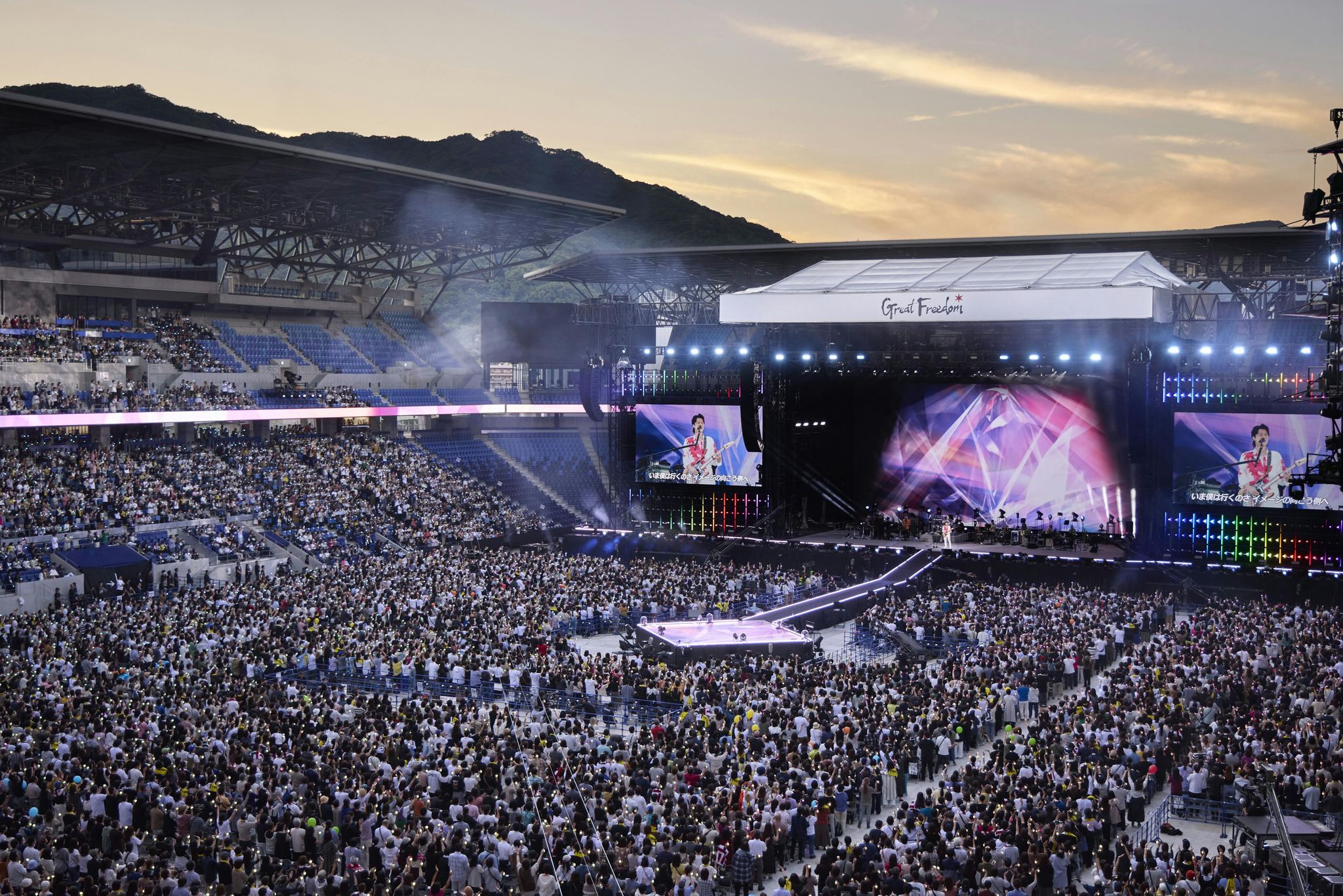 感動を再び 福山雅治こけら落としライブを大型ビジョンで上映 13日