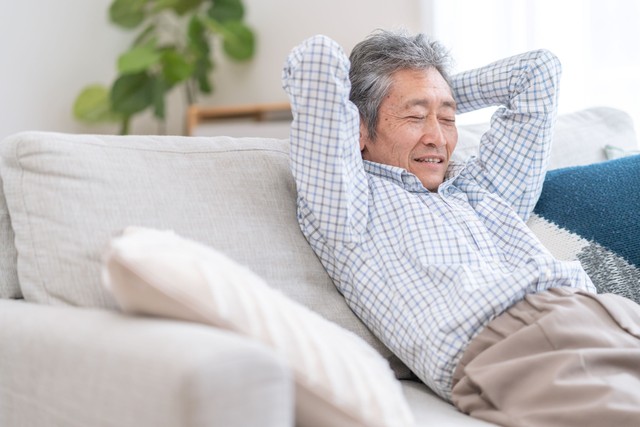 定年後、リビングでくつろぐ男性。そこに妻からの冷たい視線が…！？(polkadot/stock.adobe.com)