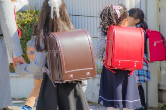 真新しいランドセルを背負う小学生※画像はイメージです（SallyB/stock.adobe.com/）

