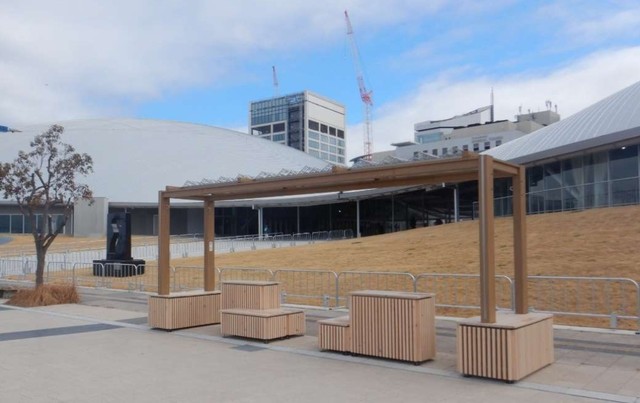 サンポート高松に県産のヒノキを使用した屋外用ベンチなどを設置　香川県