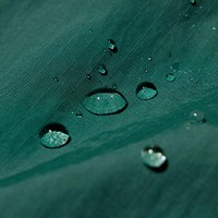 表地は小雨程度の水をはじく撥水加工_。_生地表面に撥水剤を固着させているため、撥水効果が長持ちします。加工は永久的ではありません。（提供写真）