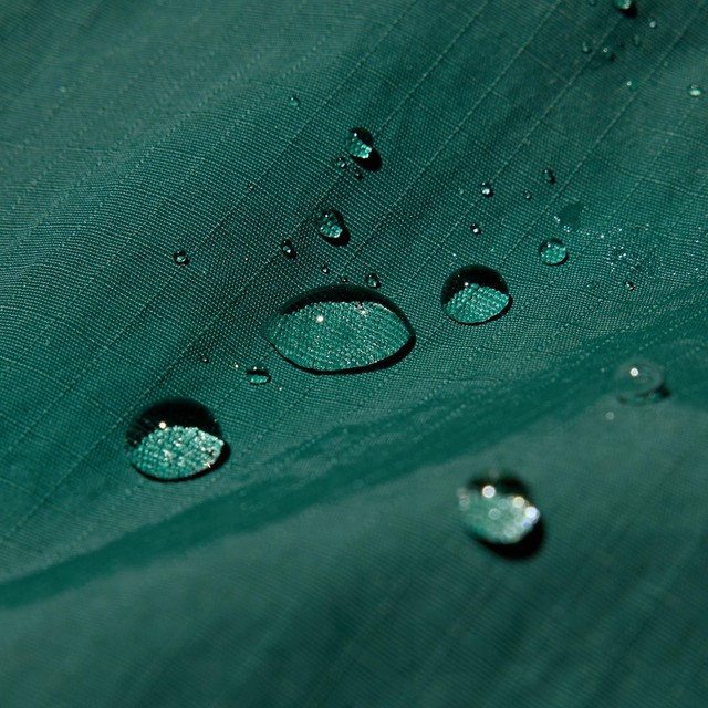 表地は小雨程度の水をはじく撥水加工_。_生地表面に撥水剤を固着させているため、撥水効果が長持ちします。加工は永久的ではありません。（提供写真）
