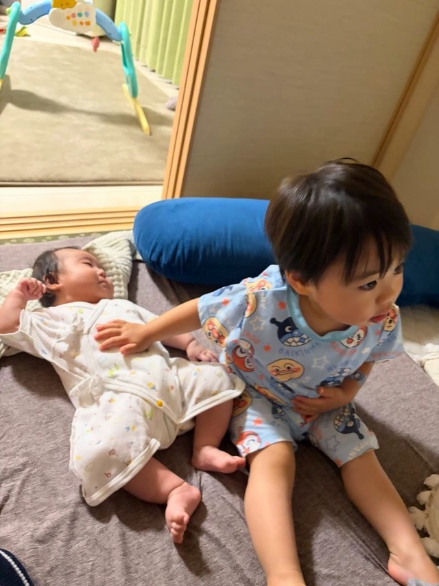 雷から妹のおへそを守ろうとお腹に手を添える2歳のお兄ちゃん（R-Sさん提供）