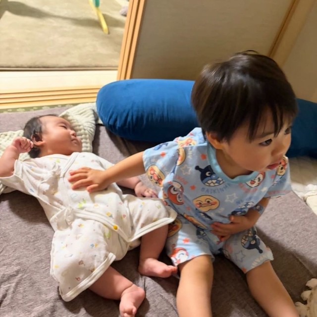 雷から妹のおへそを守ろうとお腹に手を添える2歳のお兄ちゃん（R-Sさん提供）