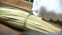 わらで巻く