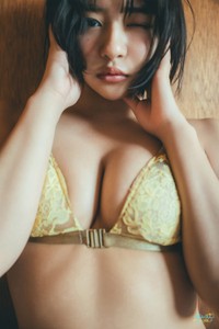 すみぽん（高倉菫）さんの写真集「すみぽん1st写真集『offcourt』」（撮影：東京祐）