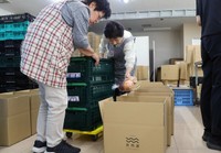 野菜セットの出荷準備をする地元住民（京丹波町橋爪・地域商社京丹波）