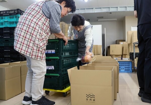 野菜セットの出荷準備をする地元住民（京丹波町橋爪・地域商社京丹波）