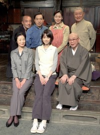 NHK連続テレビ小説「天花」の富司純子、藤澤恵麻、中村梅之助さん（後列左から）竹中直人、香川照之、片平なぎさ、財津一郎さん=2003年