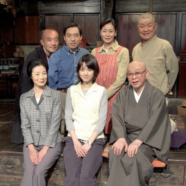 NHK連続テレビ小説「天花」の富司純子、藤澤恵麻、中村梅之助さん（後列左から）竹中直人、香川照之、片平なぎさ、財津一郎さん=2003年