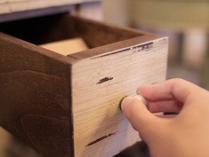 突然の相続1 家の解体に待った！ タンスの洋服から見つかった現金や通帳